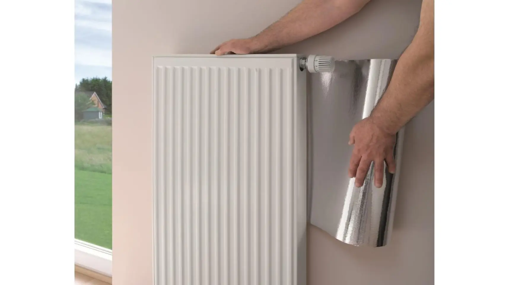Bei Leroy Merlin gibt es jetzt eine wärmereflektierende Platte, mit der man Heizkosten sparen kann: Sie wird hinter dem Heizkörper angebracht.