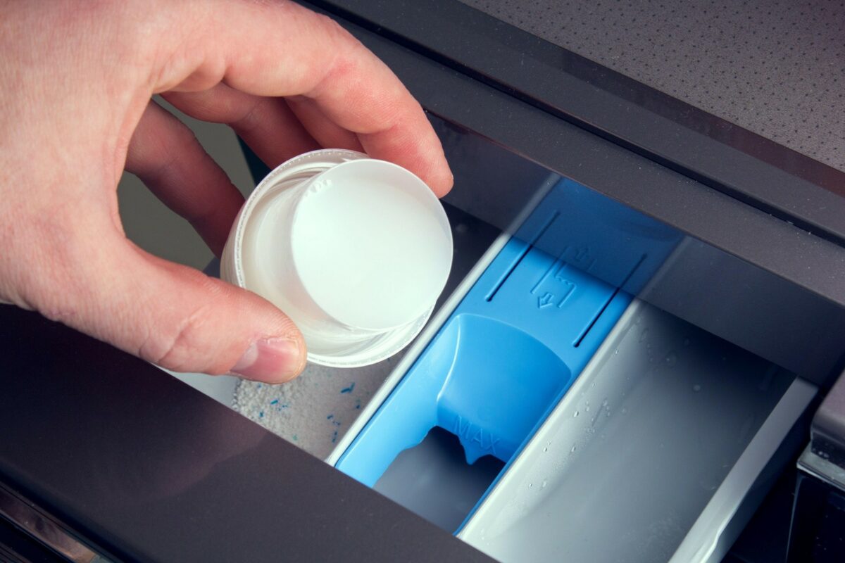 Essig in die Waschmaschine geben: Wozu ist das gut und warum wird das empfohlen?