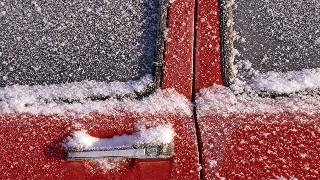 Ziehen Sie nicht am Griff und gießen Sie kein Wasser darauf. So öffnen Sie eine zugefrorene Autotür