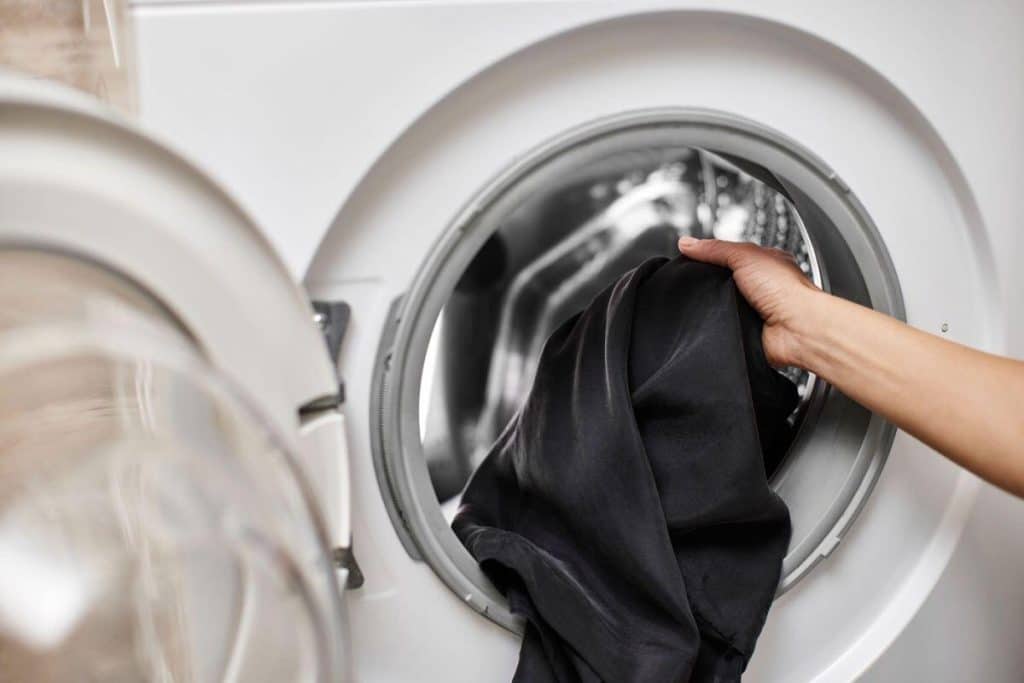 Fügen Sie 1/4 Tasse zu schwarzer Wäsche hinzu. Die Kleidung behält ihre satte Farbe und verblasst nicht. Waschen von schwarzen Kleidungsstücken