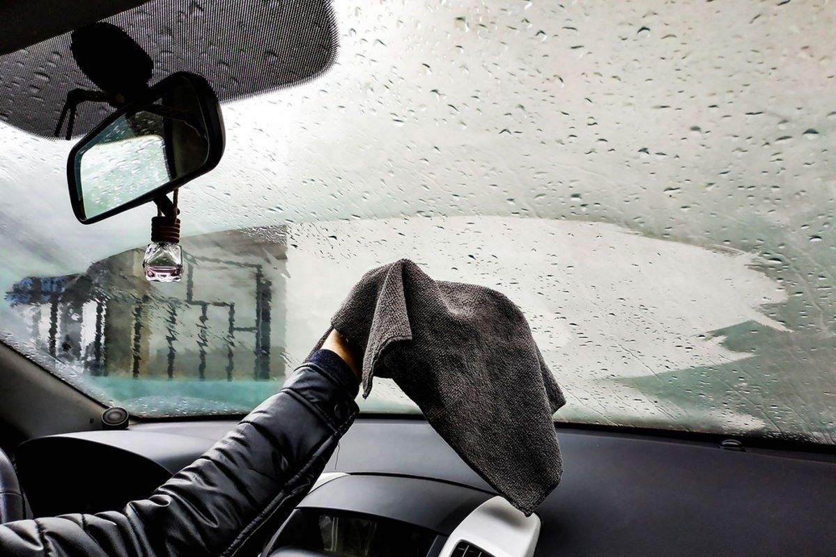 Warum gefrieren die Scheiben im Auto von innen? Das ist der Hauptgrund