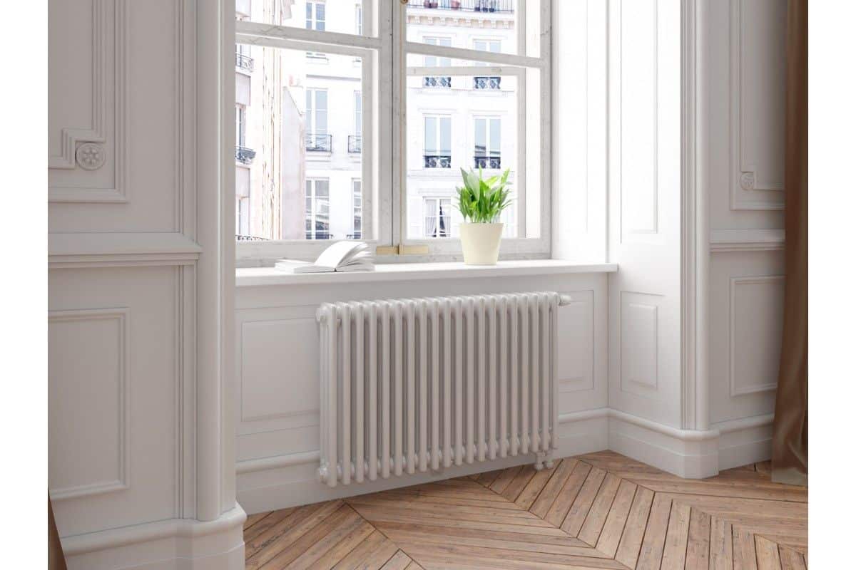 Bei Leroy Merlin gibt es jetzt eine wärmereflektierende Platte, mit der man Heizkosten sparen kann: Sie wird hinter dem Heizkörper angebracht.