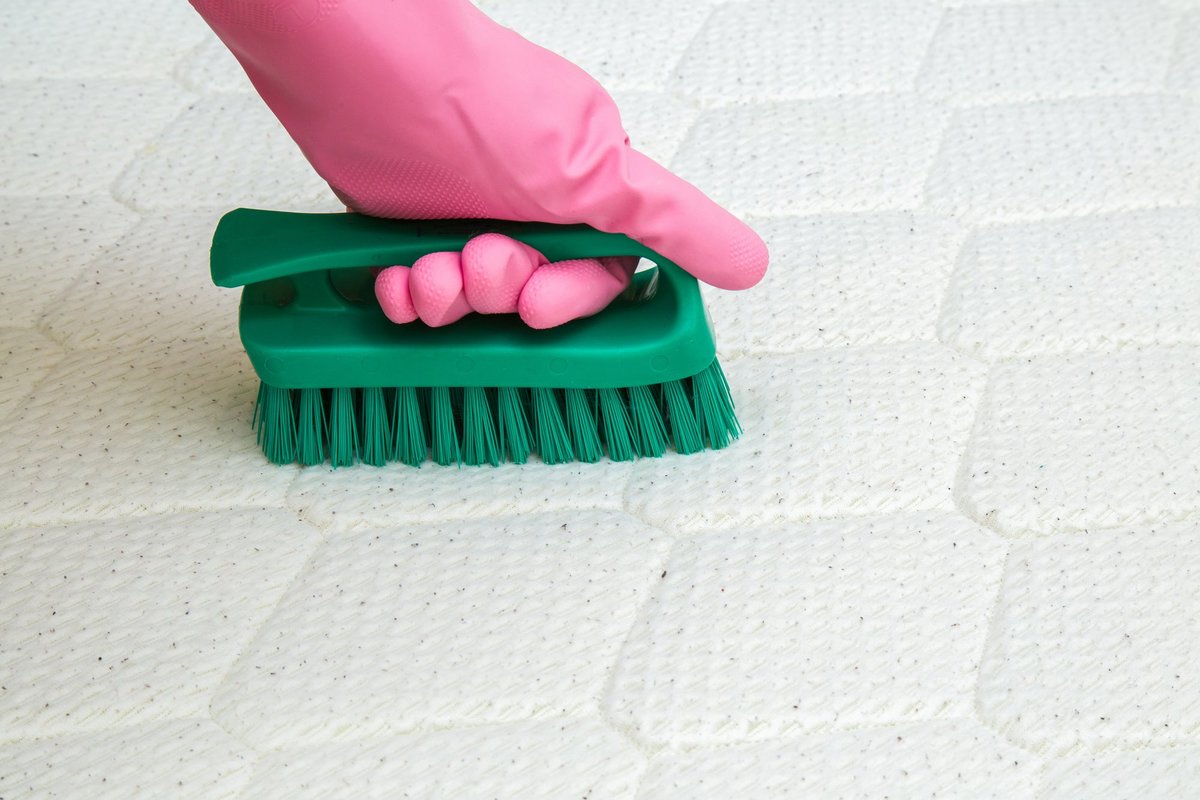 Wie entfernt man gelbe Flecken von einer Matratze? Sie benötigen drei Zutaten, die in jedem Haushalt vorhanden sind, und 15 Minuten Zeit.