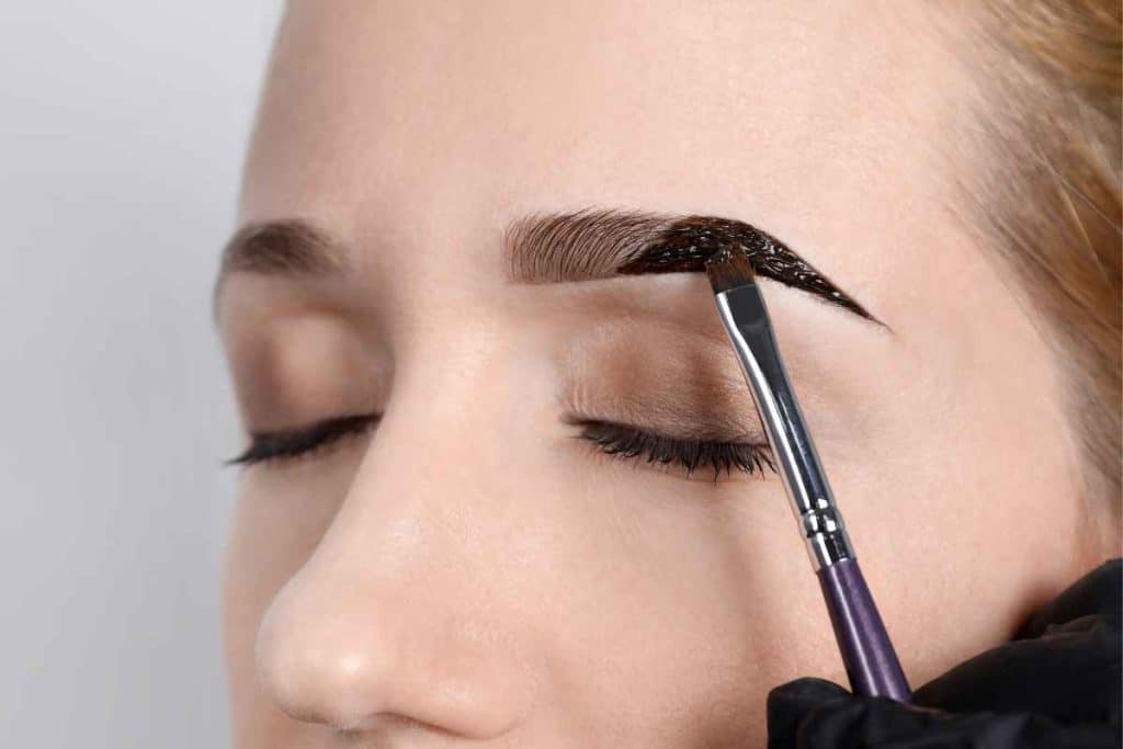 Hausmittel zum Nachfärben der Augenbrauen in Deutschland