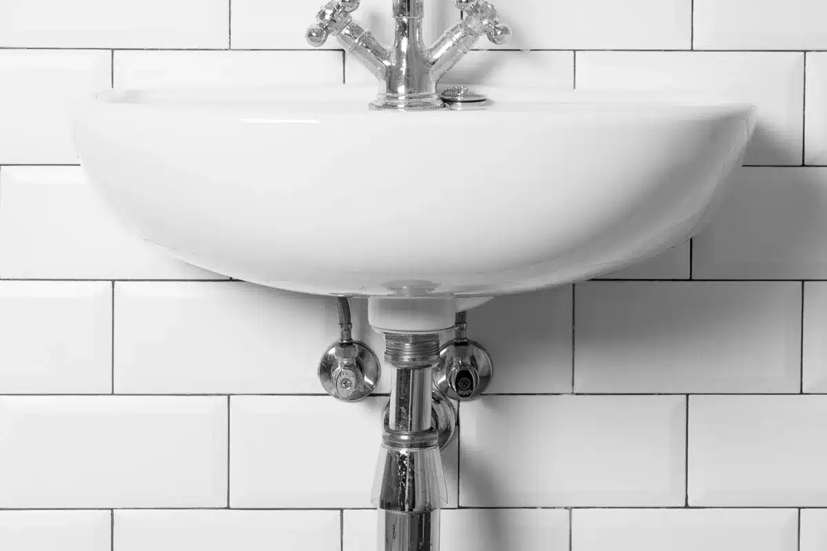 Ein Klempner erklärt, warum kochendes Wasser Ihre Abflussrohre irreparabel beschädigen kann