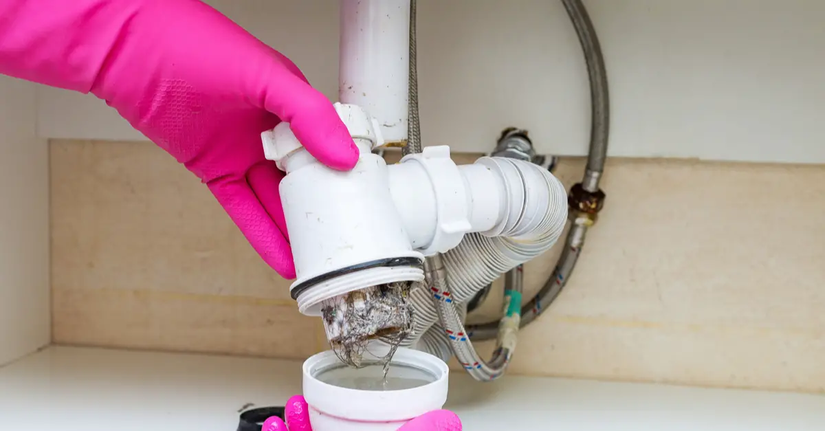 Warum riecht es in der Wohnung nach Abwasser und wie findet man die Quelle des Geruchs?