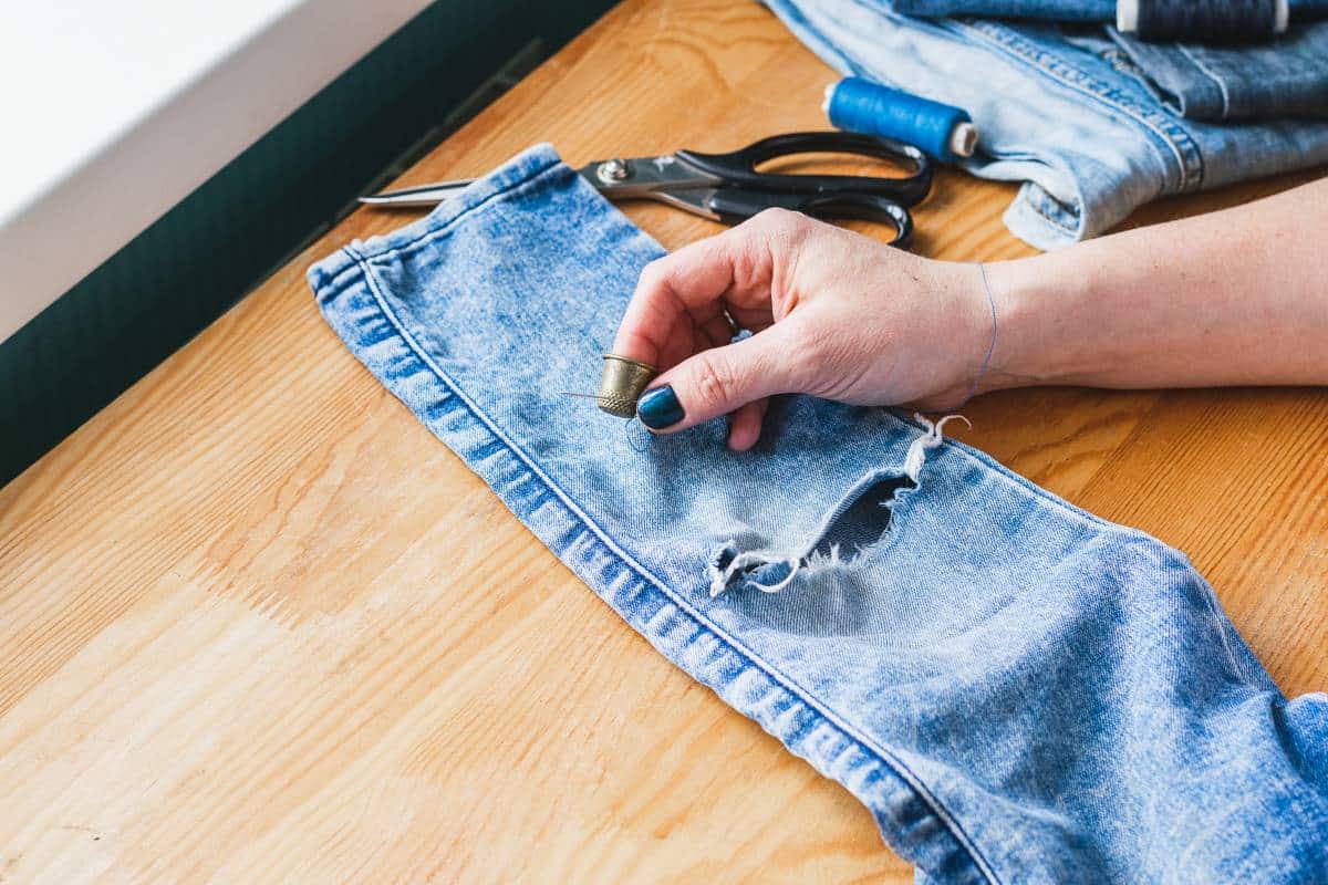 Was tun mit zerrissenen Jeans: 3 einfache Möglichkeiten zur Wiederverwendung, die kein Nähen erfordern in Deutschland