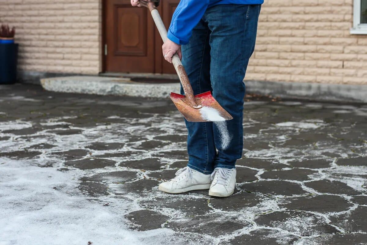 Verwenden Sie kein Streusalz. Diese Methoden entfernen Eis effektiv vom Gehweg
