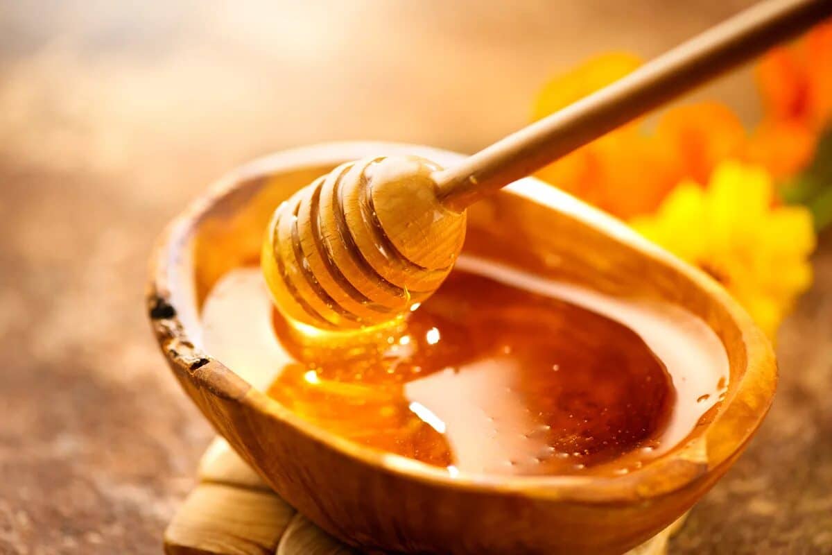 260 Euro pro Kilogramm Honig, der tödlich sein kann. Man sagt, es sei ein verrückter Nektar aus dem Himalaya. 1200 römische Soldaten fielen kampflos. Der verrückte Honig veränderte den Ausgang von Schlachten und ist bis heute gefährlich.