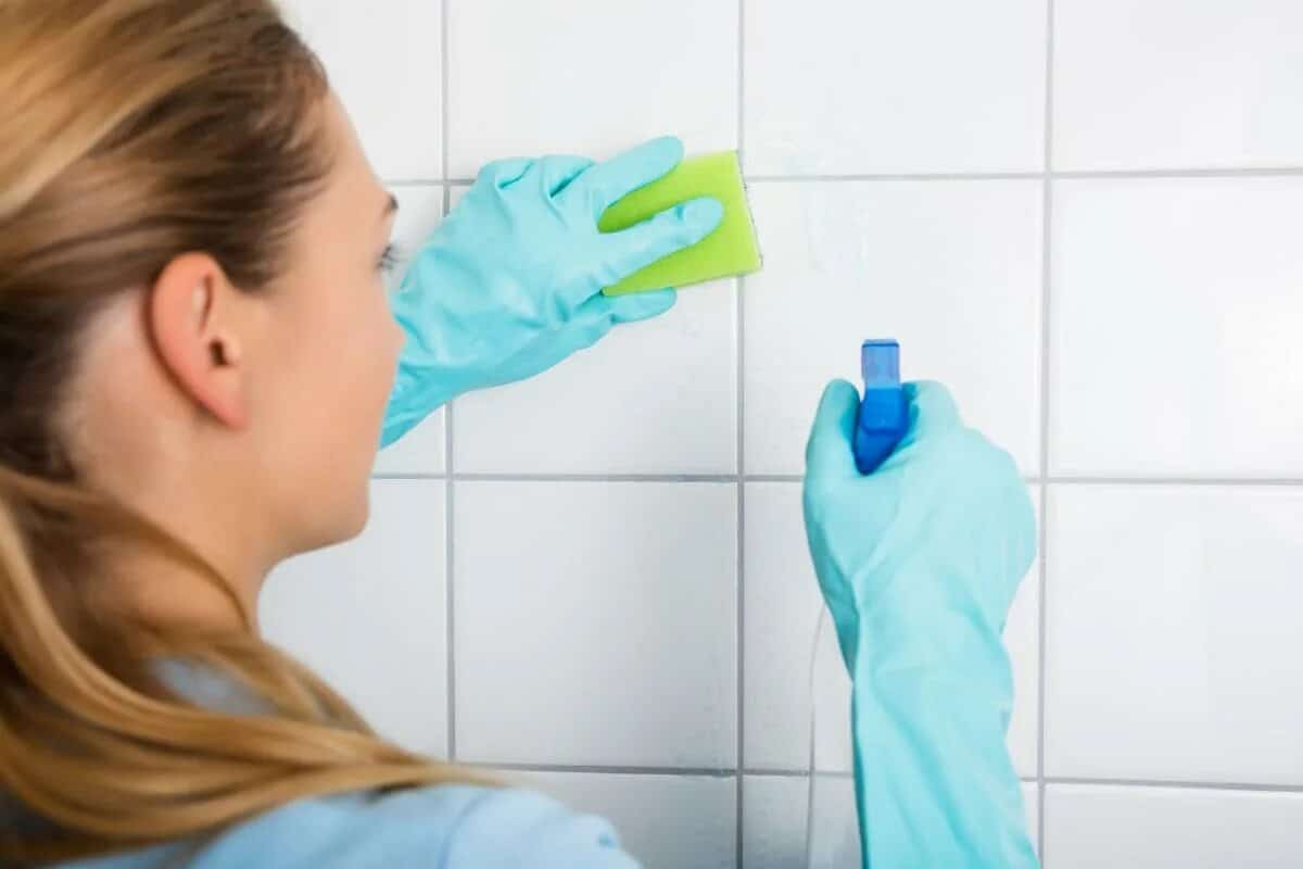Keine schimmeligen Fugen und Kalkablagerungen mehr: Mit dieser 3-Stufen-Methode wird Ihr Badezimmer in Deutschland makellos