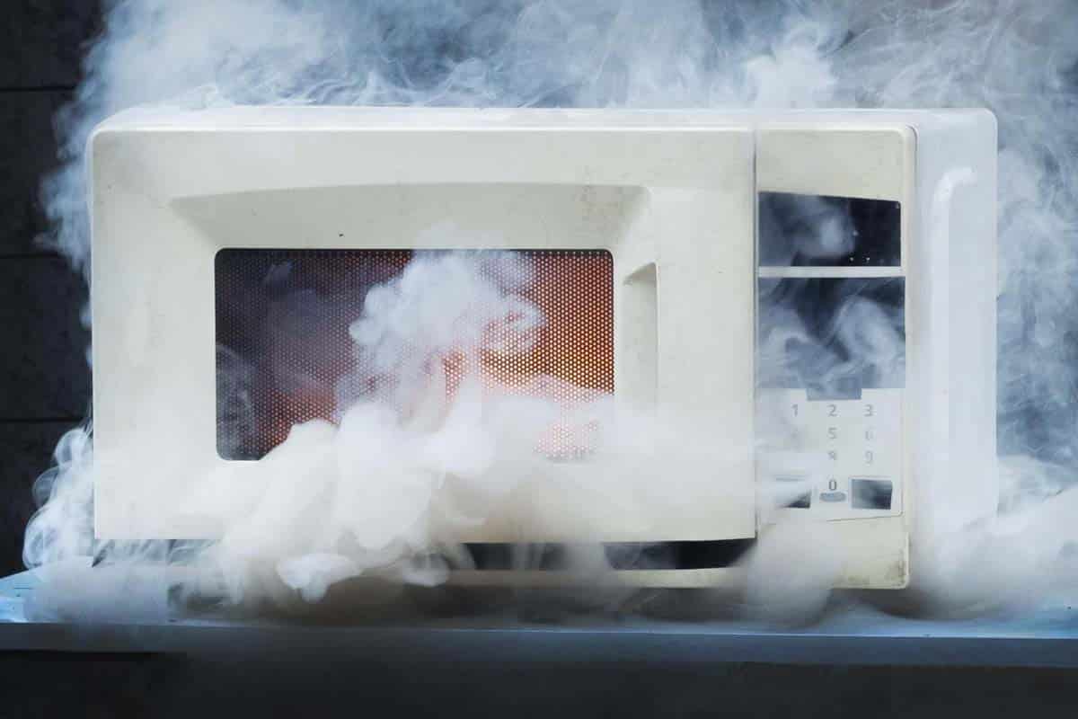 Warum darf man kein Metallgeschirr in der Mikrowelle verwenden?