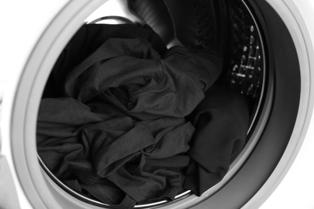 Fügen Sie 1/4 Tasse zu schwarzer Wäsche hinzu. Die Kleidung behält ihre satte Farbe und verblasst nicht. Waschen von schwarzen Kleidungsstücken