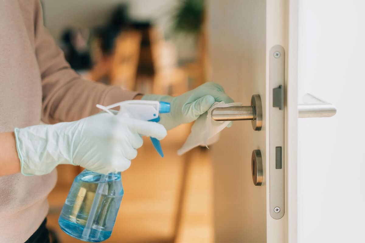 Sprühessig auf Türgriffe im Haus: Wozu dient das und warum wird es empfohlen?