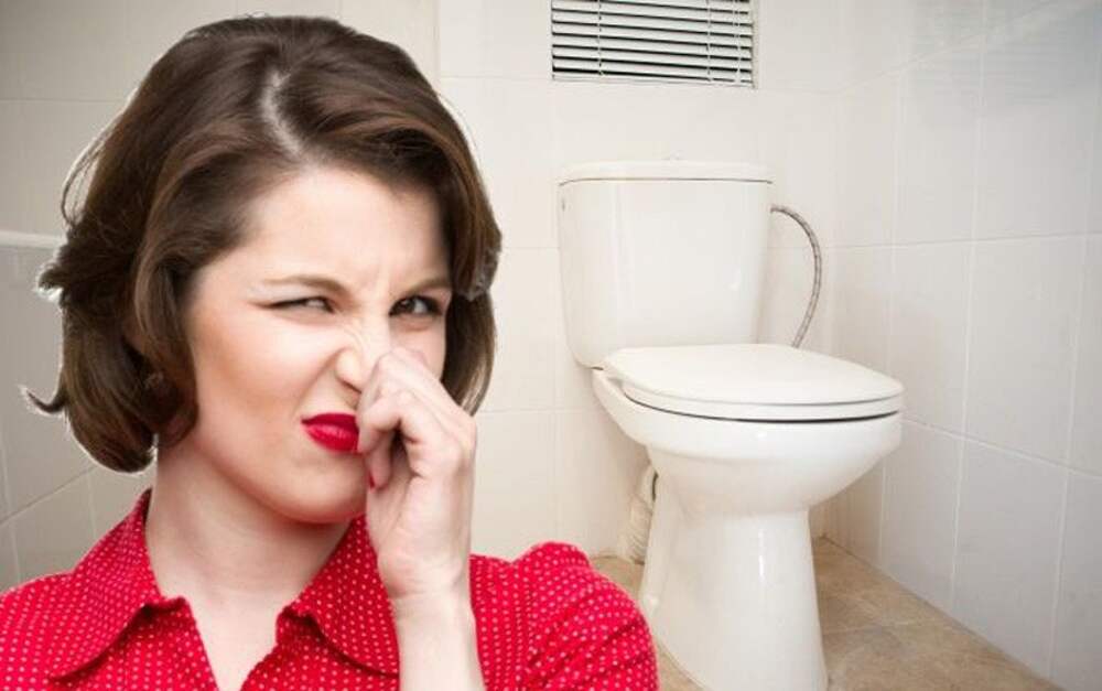 Warum riecht es in der Wohnung nach Abwasser und wie findet man die Quelle des Geruchs?